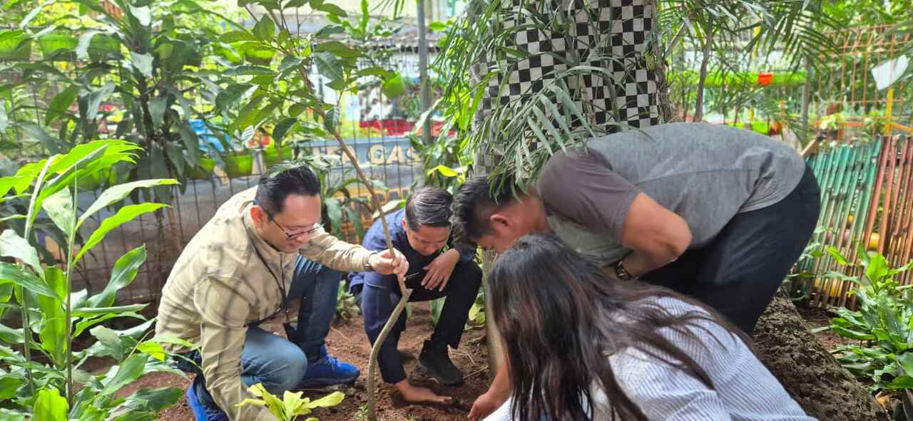 BRI BO Tanah Abang Region 6/Jakarta 1 Laksanakan Aksi Sosial Penanaman Pohon di RPTRA Kampung Bali
